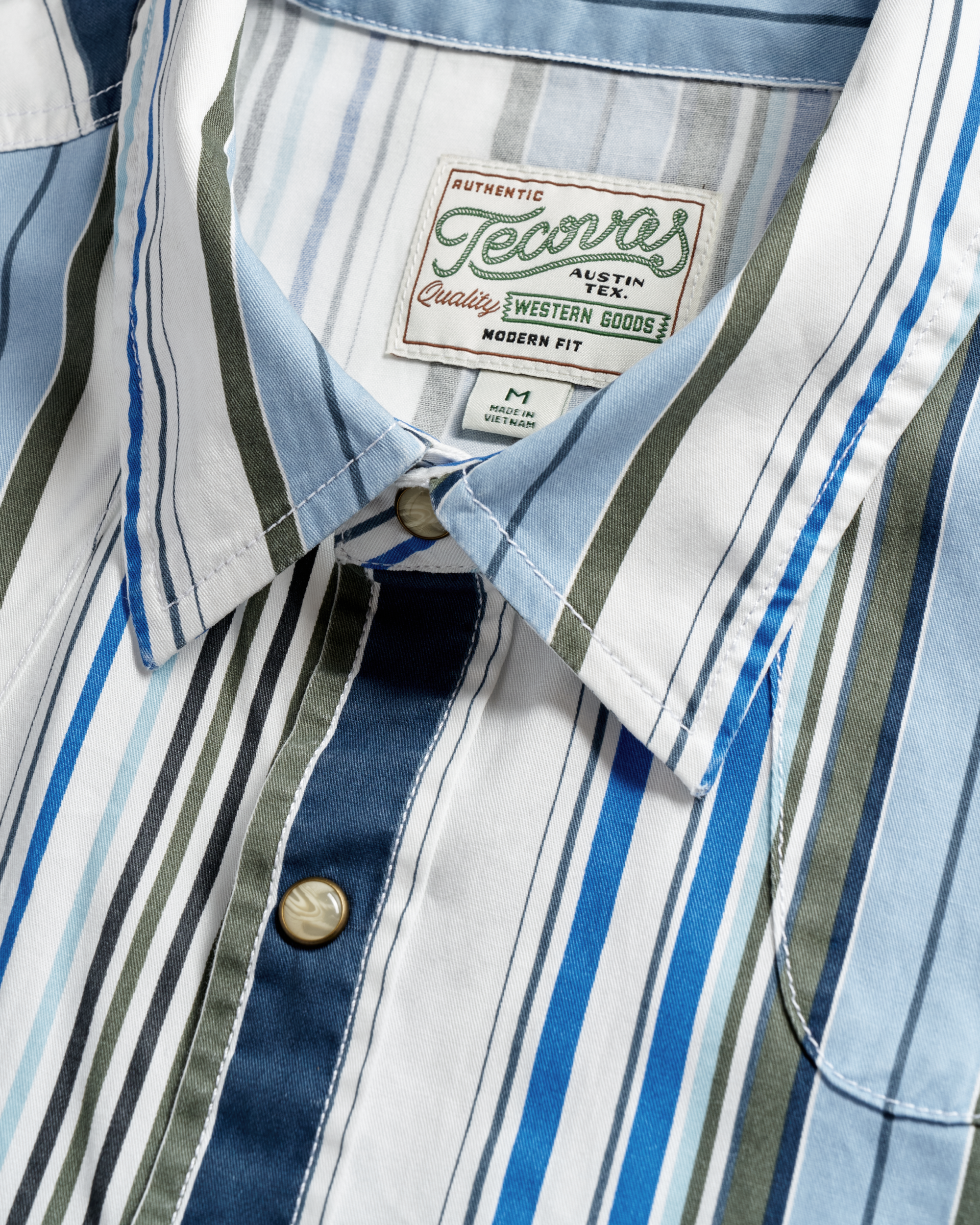 Closeup detail view of Men's Thorn Stopper Pearl Snap LS - Blue Fin / Multi