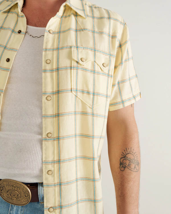 Closeup detail view of Men's Sawtooth Linen Short Sleeve Pearl Snap - Yellow / Teal