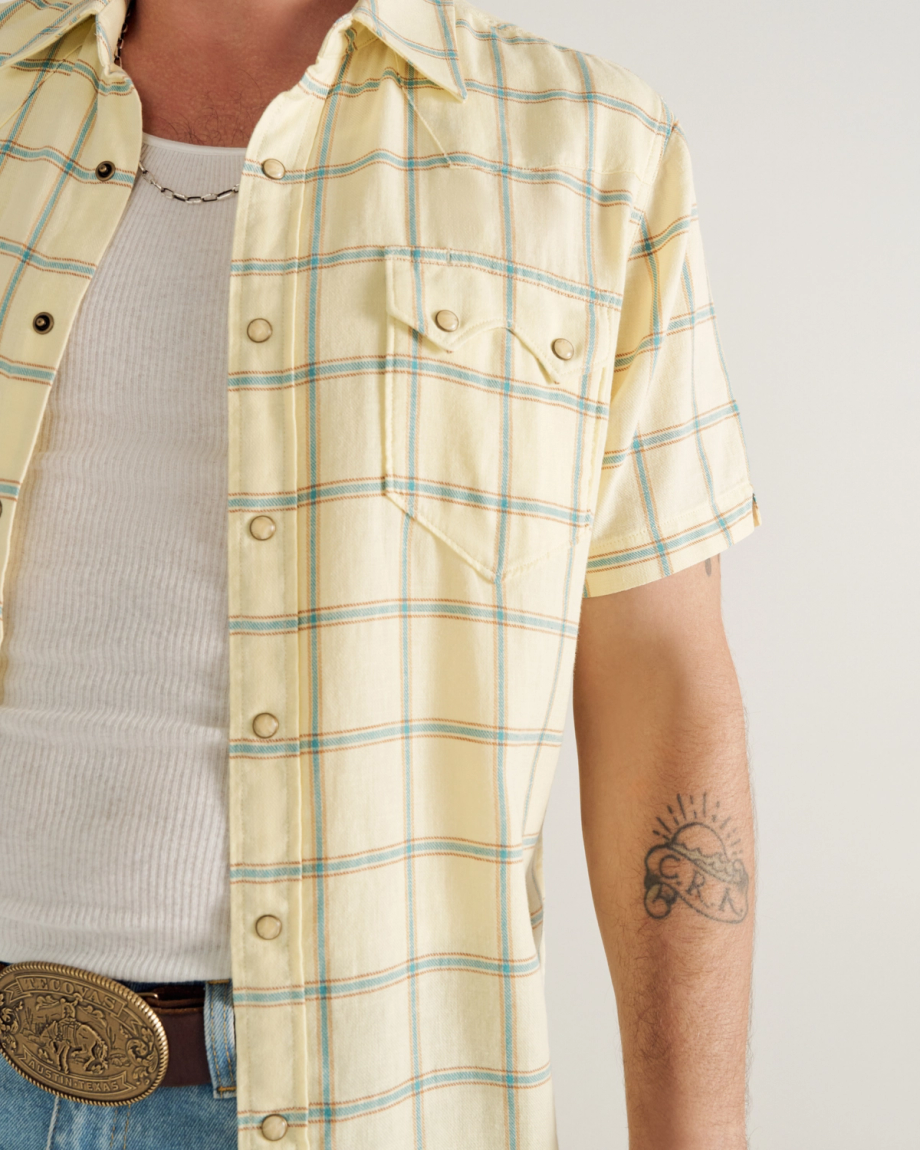 Closeup detail view of Men's Sawtooth Linen Short Sleeve Pearl Snap - Yellow / Teal