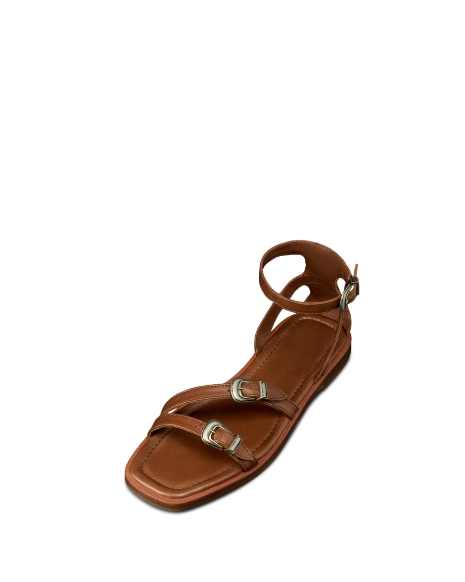 Quarterfront view of The Blakely - Saddle on plain background