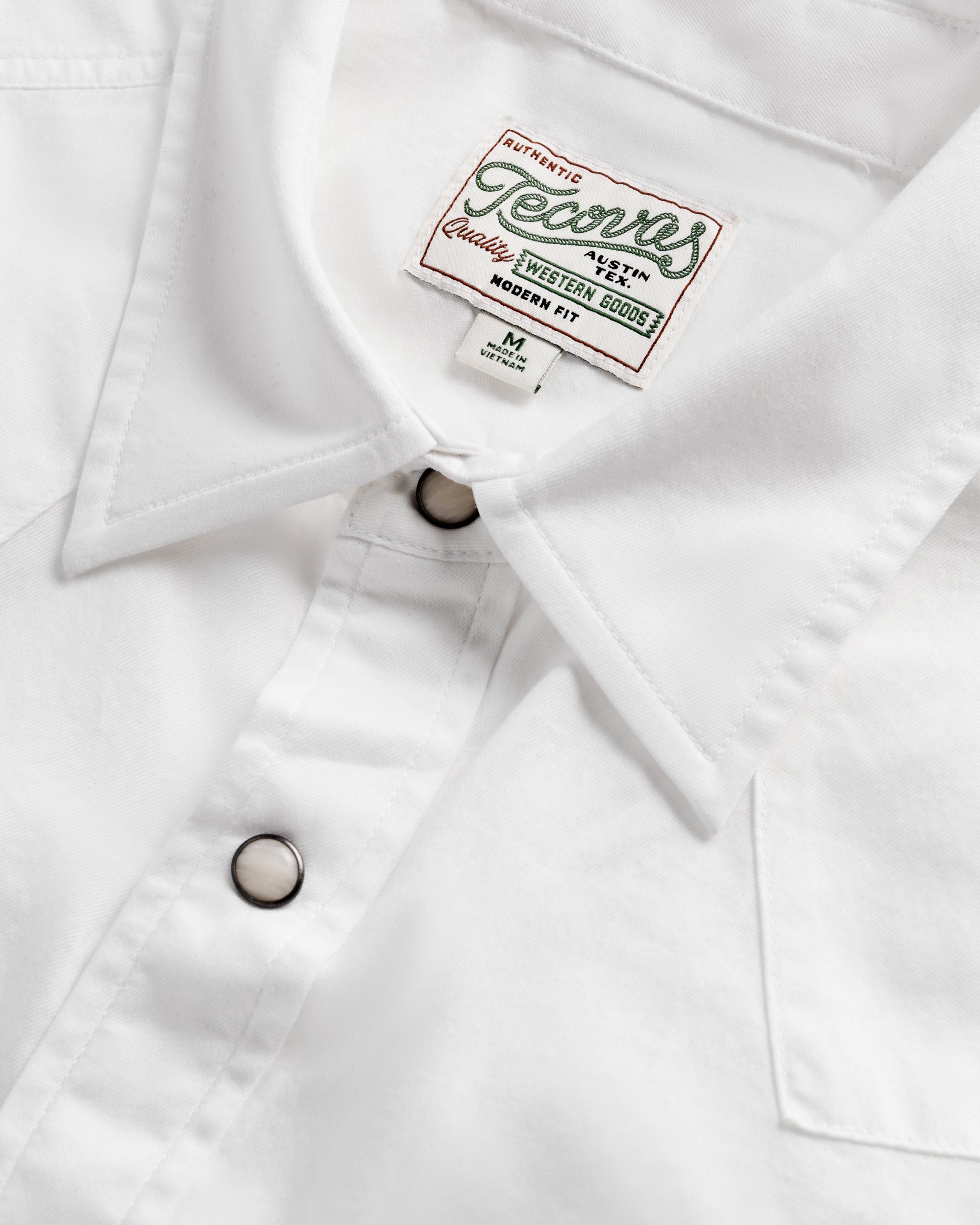 Closeup detail view of Men's Vintage Weight Pearl Snap LS - White