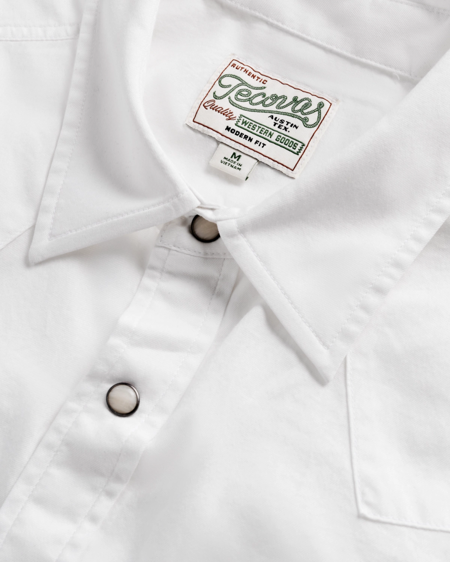 Closeup detail view of Men's Vintage Weight Pearl Snap LS - White