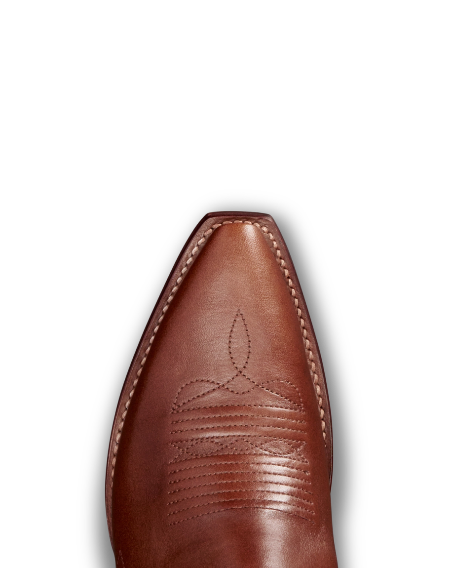 Toe view of The Lynn - Saddle on plain background