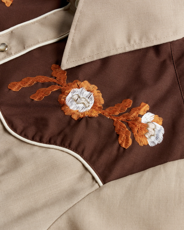 Closeup detail view of Tecovas x Cathy Hahn Men’s Vintage Western Pearl Snap - Tan / Chocolate