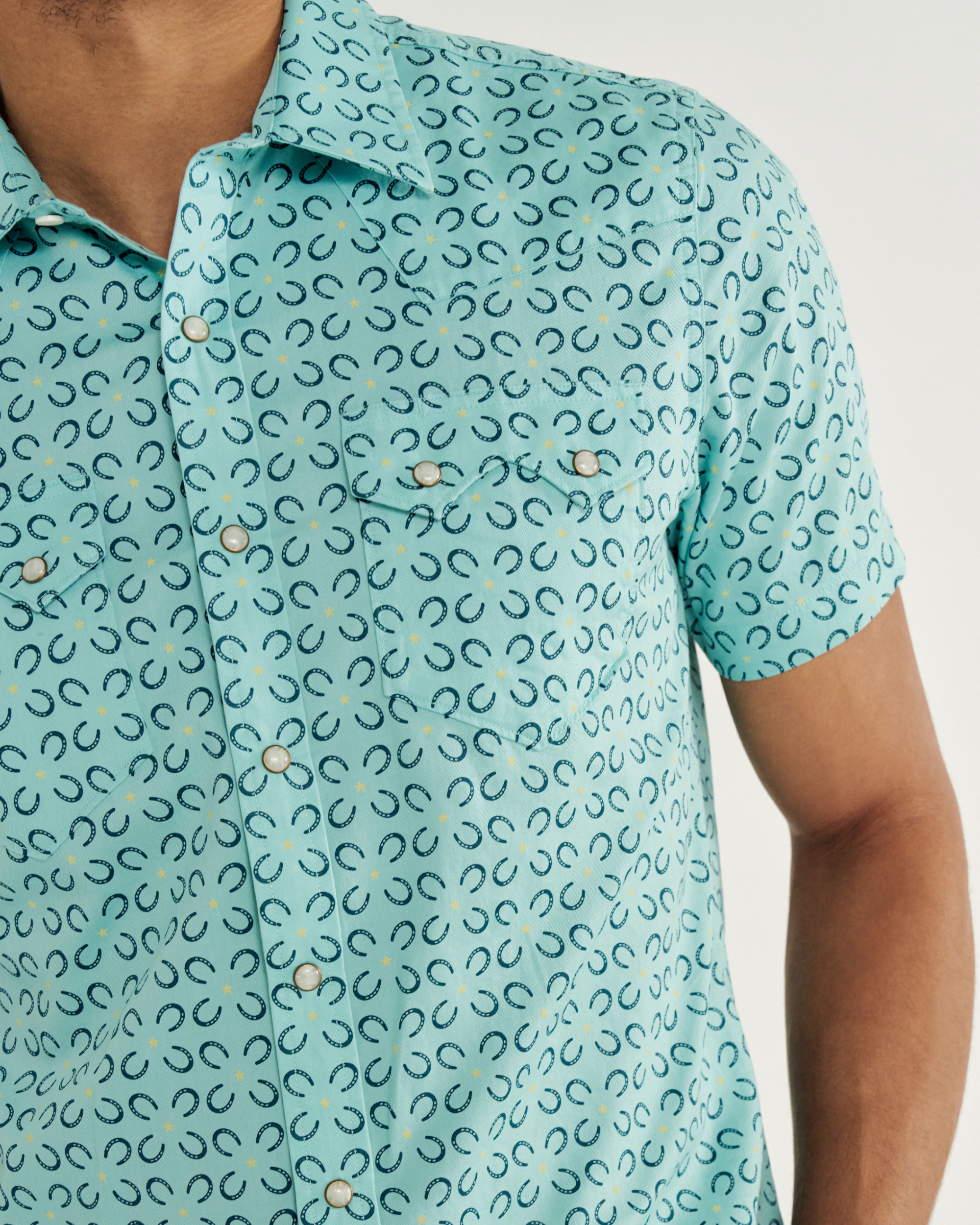 Closeup detail view of Men's Vintage Weight Sawtooth Short Sleeve Pearl Snap - Blue Horseshoe