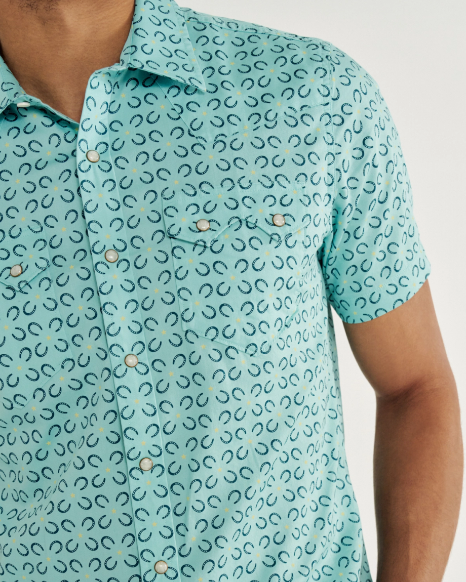 Closeup detail view of Men's Vintage Weight Sawtooth Short Sleeve Pearl Snap - Blue Horseshoe