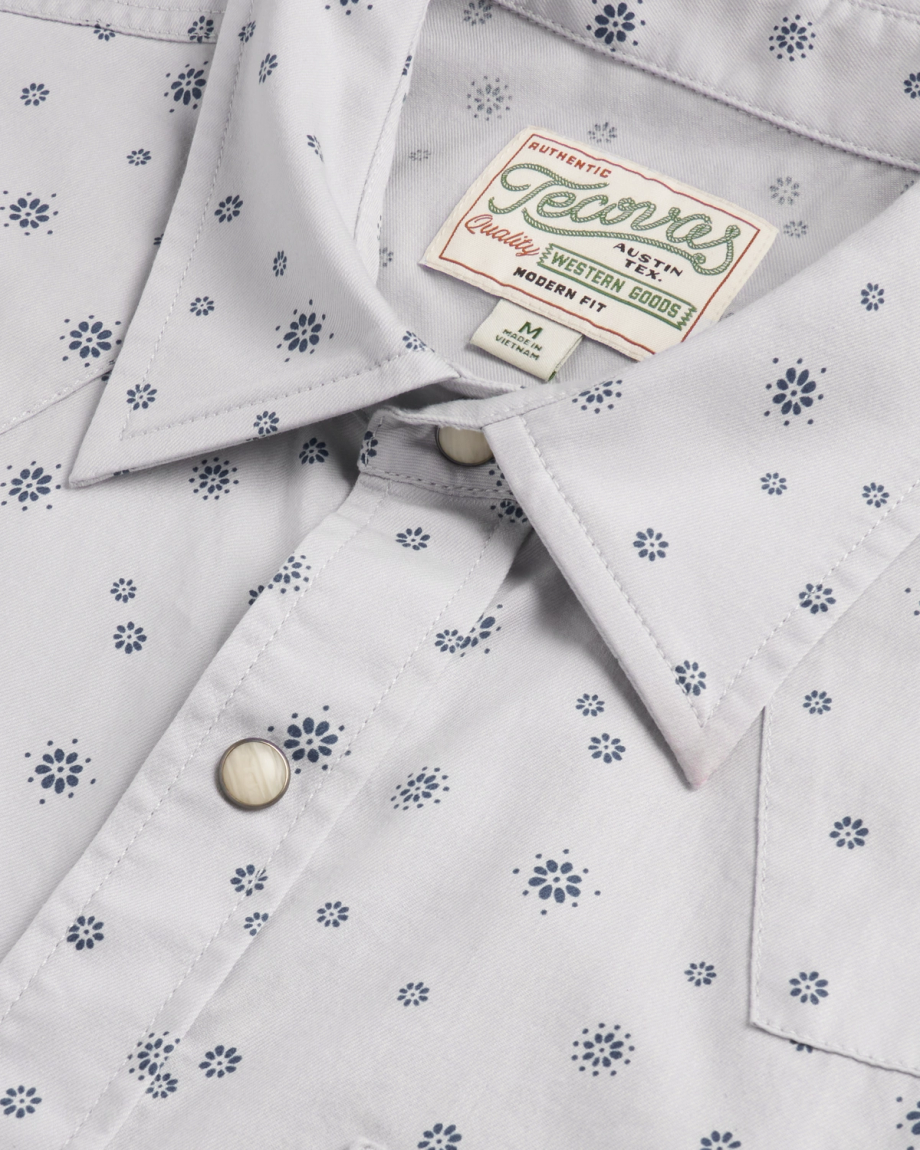 Closeup detail view of Men's Vintage Weight Short Sleeve Pearl Snap - Light Gray/Atlantic