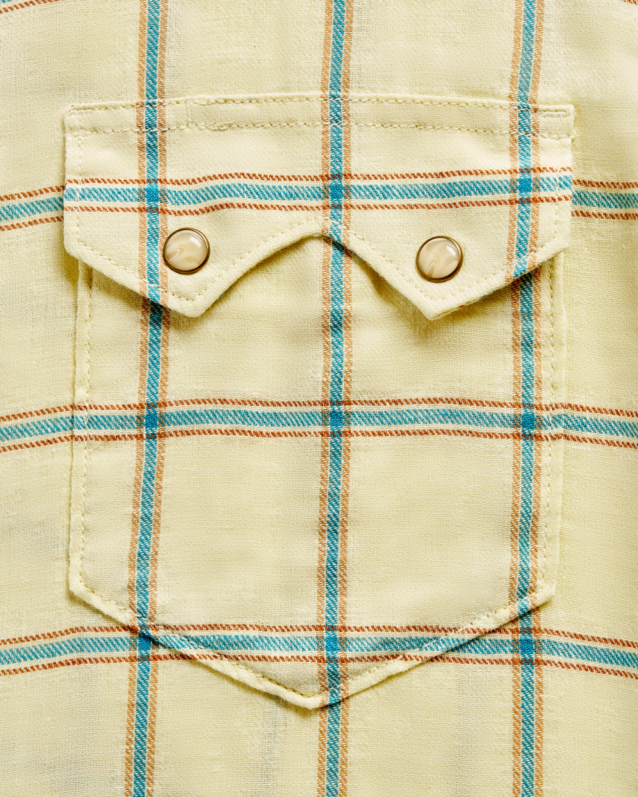 Closeup detail view of Men's Sawtooth Linen Short Sleeve Pearl Snap - Yellow / Teal