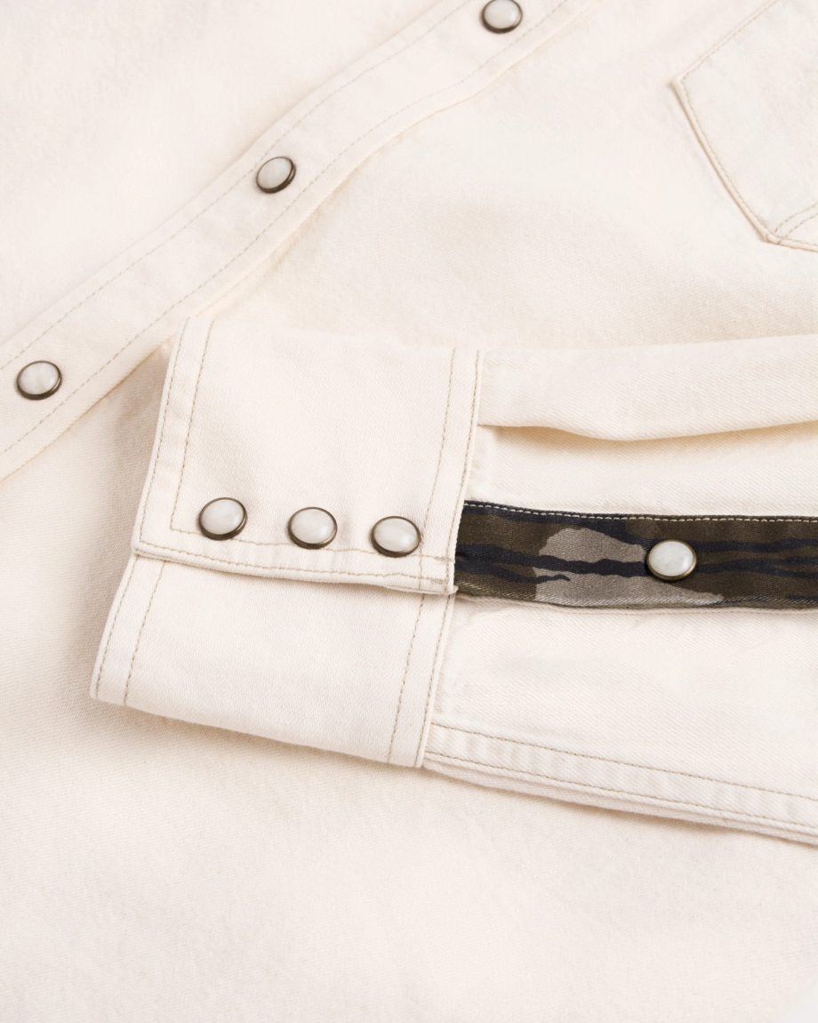 Closeup detail view of Men's Tecovas x Mossy Oak Denim Pearl Snap - Light Sand/Bottomland