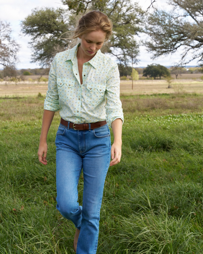 Closeup detail view of Women's Vintage Weight Sawtooth Cotton Pearl Snap - Green Ditsy