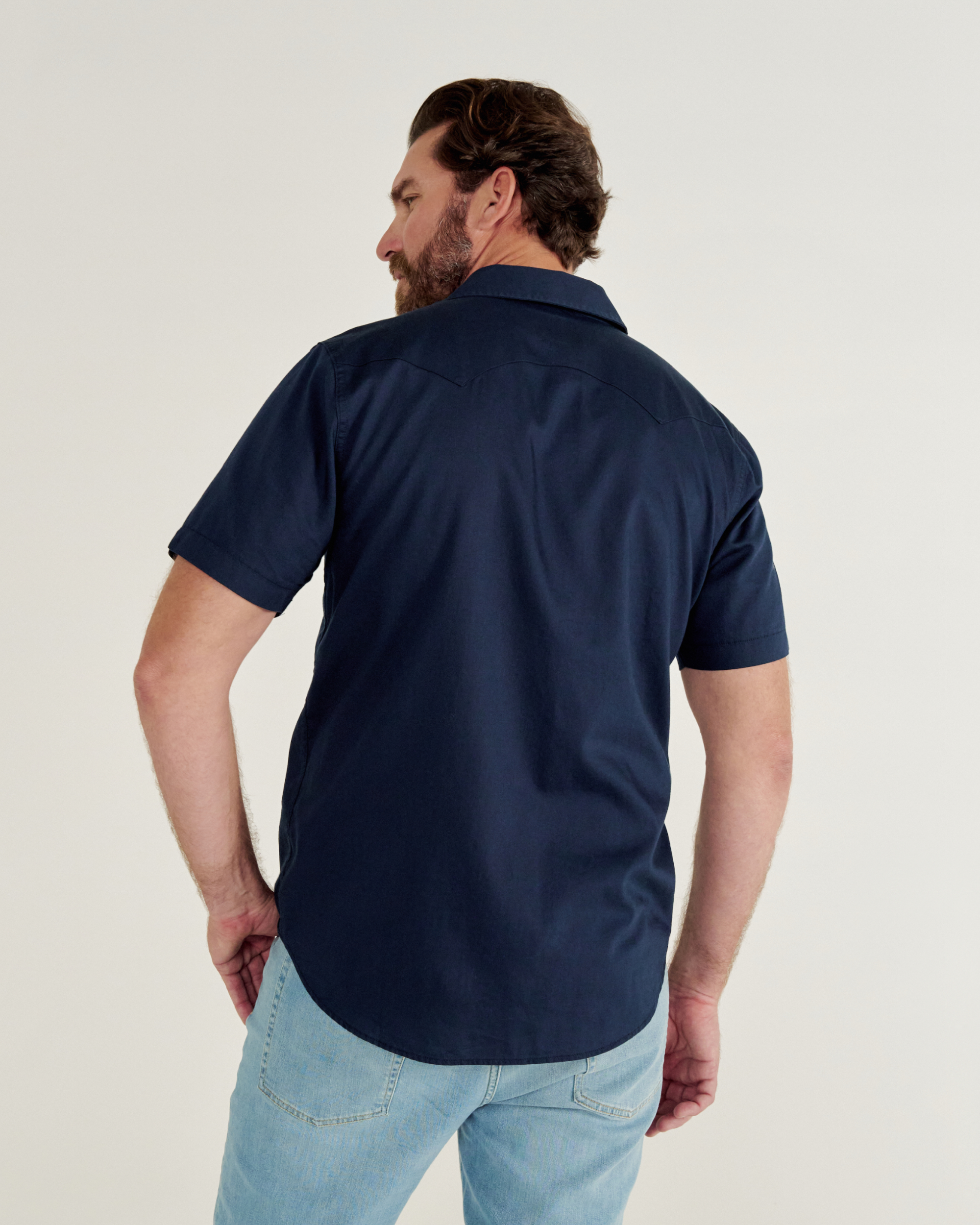 Closeup detail view of Men's Classic Fit Vintage Weight Sawtooth Short Sleeve Pearl Snap - Navy