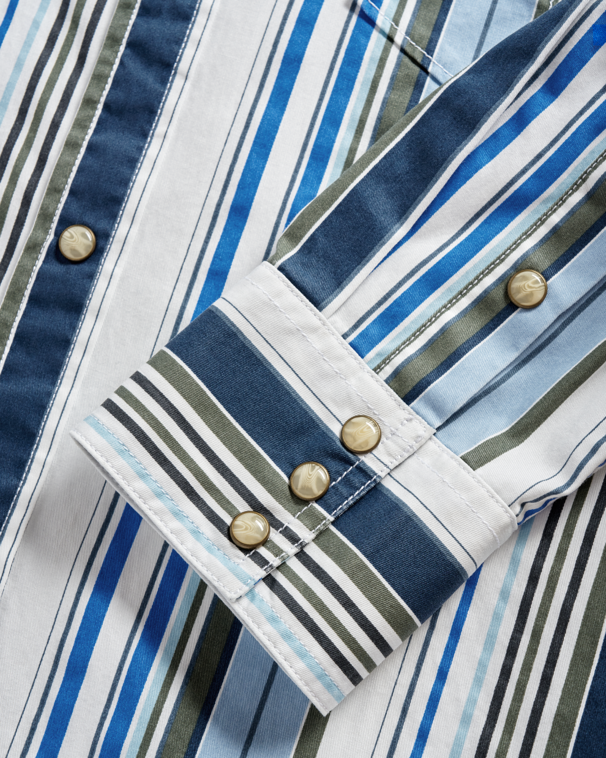 Closeup detail view of Men's Thorn Stopper Pearl Snap LS - Blue Fin / Multi