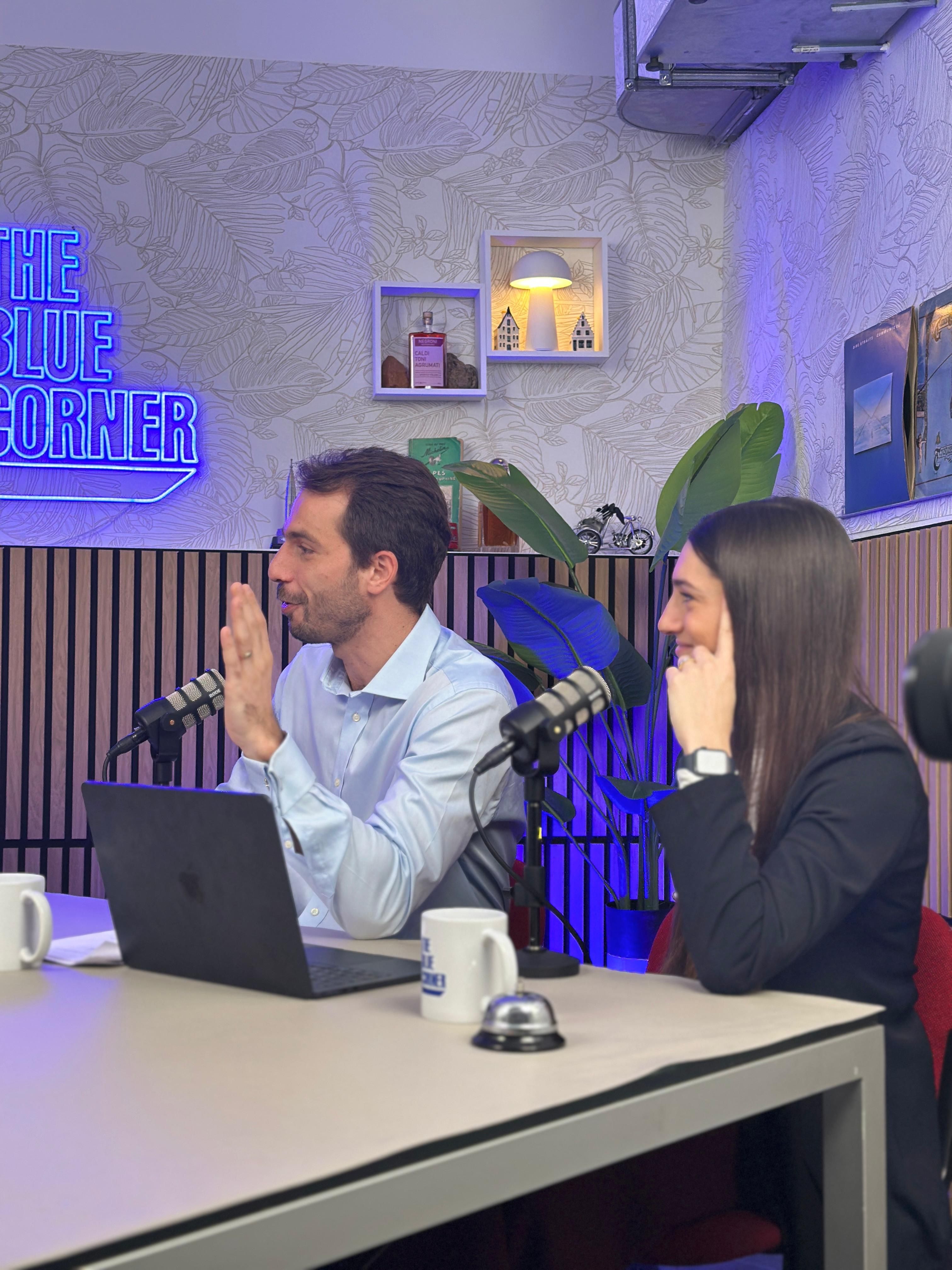 foto di Francesco Pittaluga e Eugenia Pronzati in studio di The Blue Corner Media