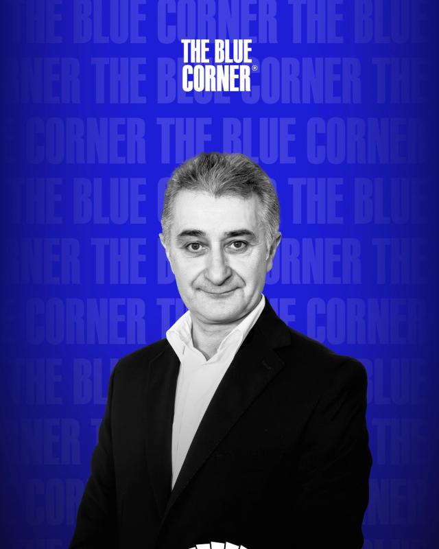 Foto di Mario Picozzi presso gli studi di The Blue Corner Media