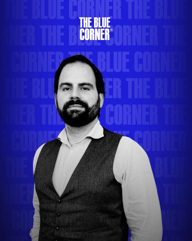 Foto di Giacomo Bullo presso gli studi di The Blue Corner Media