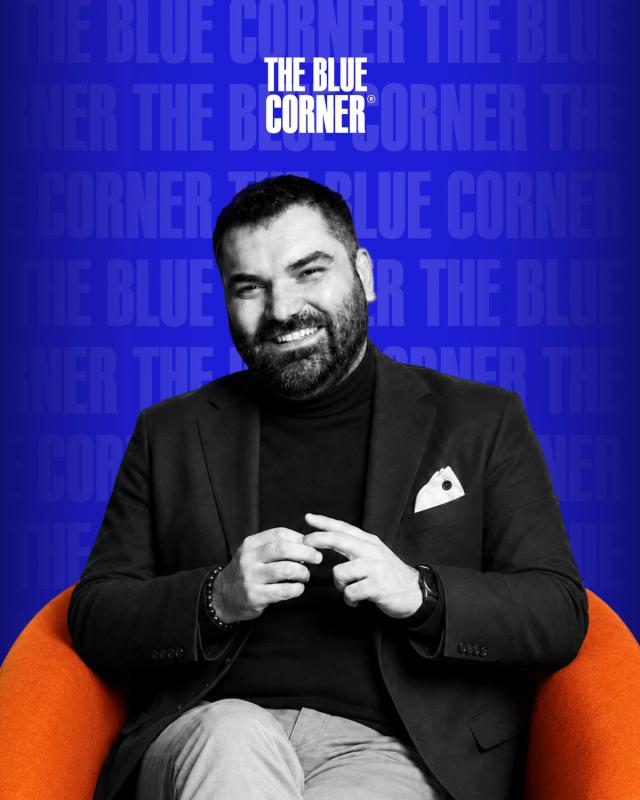 Alberto Tasinato ristorante l'alchimia seduto sulla poltrona del podcast di The Blue Corner Media