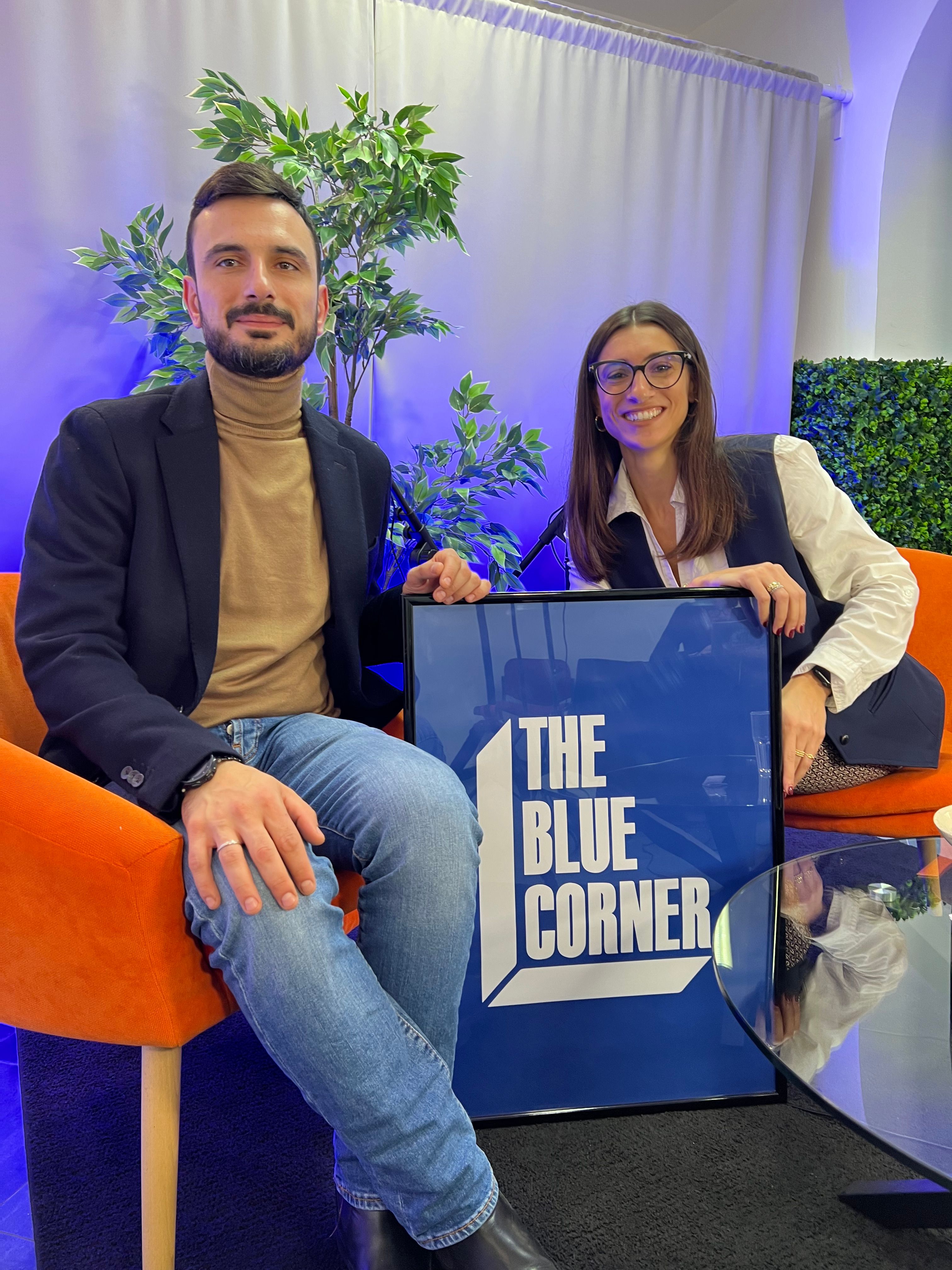 Simone Tricarico e Eugenia Pornzati negli studi del podcast di The Blue Corner Media