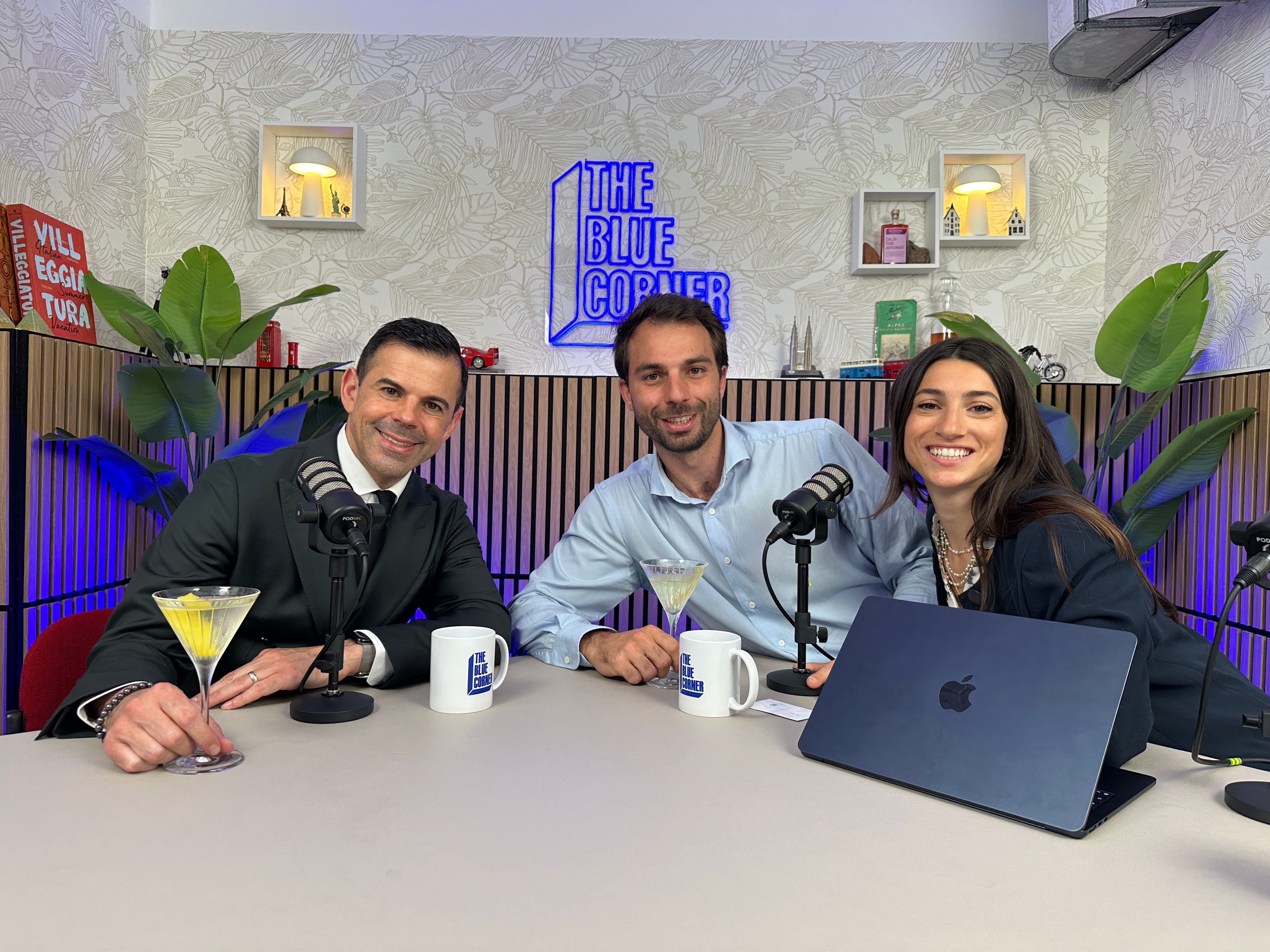 Ago Perrone, francesco pittaluga e eugenia pronzati negli studi del podcast The Blue Corner