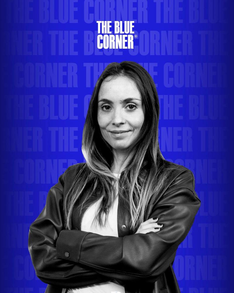 Foto di Anna Maria Rocchetti presso gli studi di The Blue Corner Media