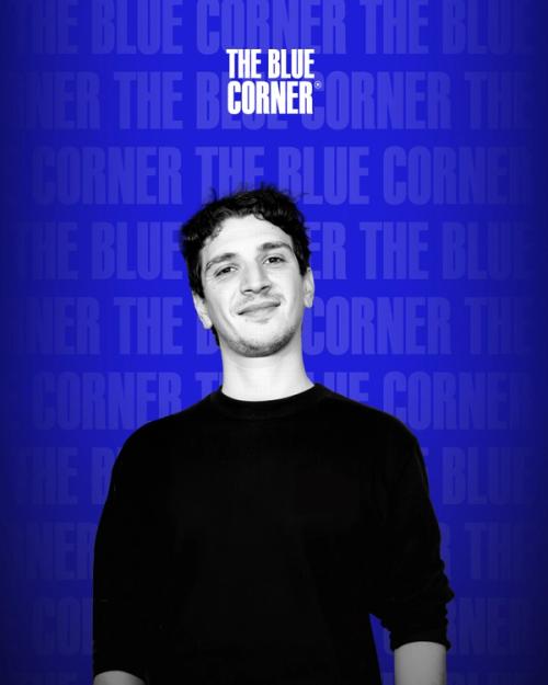 Foto di Francesco Basile presso gli studi di The Blue Corner Media