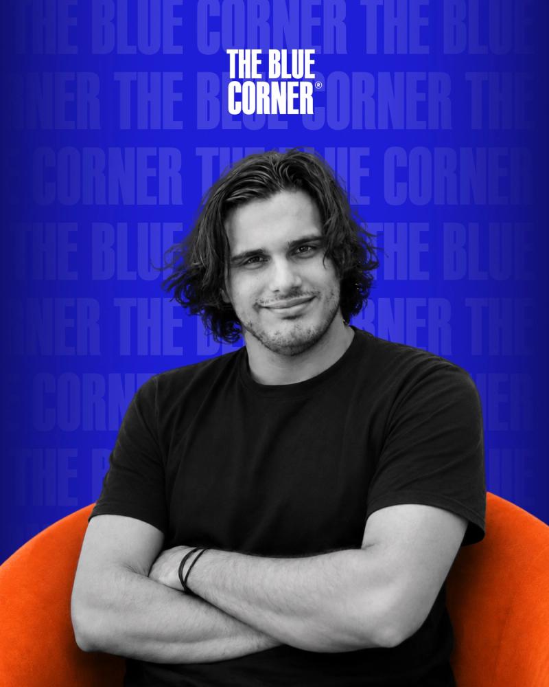 valerio braschi chef seduto sulla poltrona arancione del podcast di the blue corner media