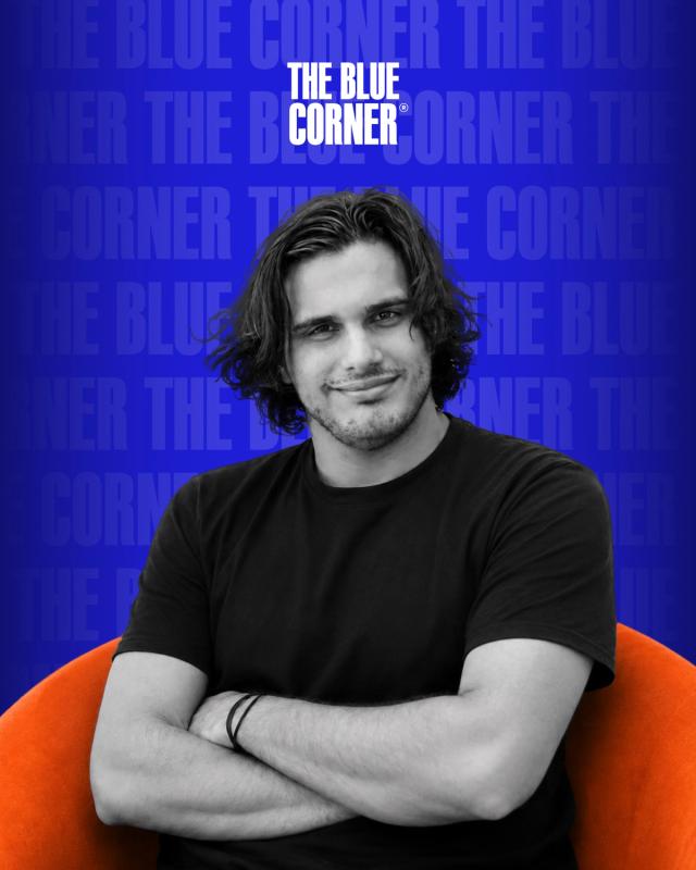 valerio braschi chef seduto sulla poltrona arancione del podcast di the blue corner media