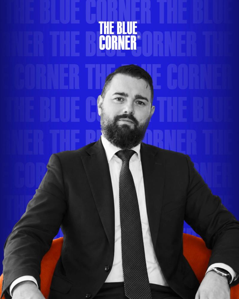 Marco gilardi minor hotels seduto sulla poltrona arancione del podcast The Blue Corner