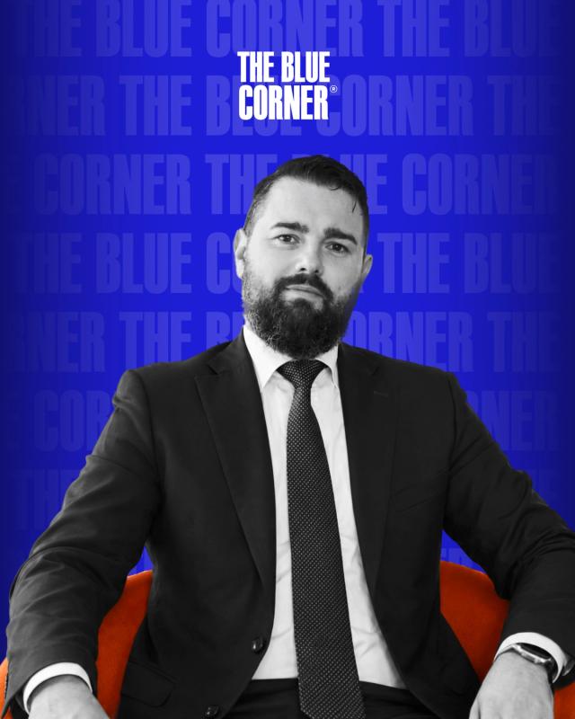 Marco gilardi minor hotels seduto sulla poltrona arancione del podcast The Blue Corner