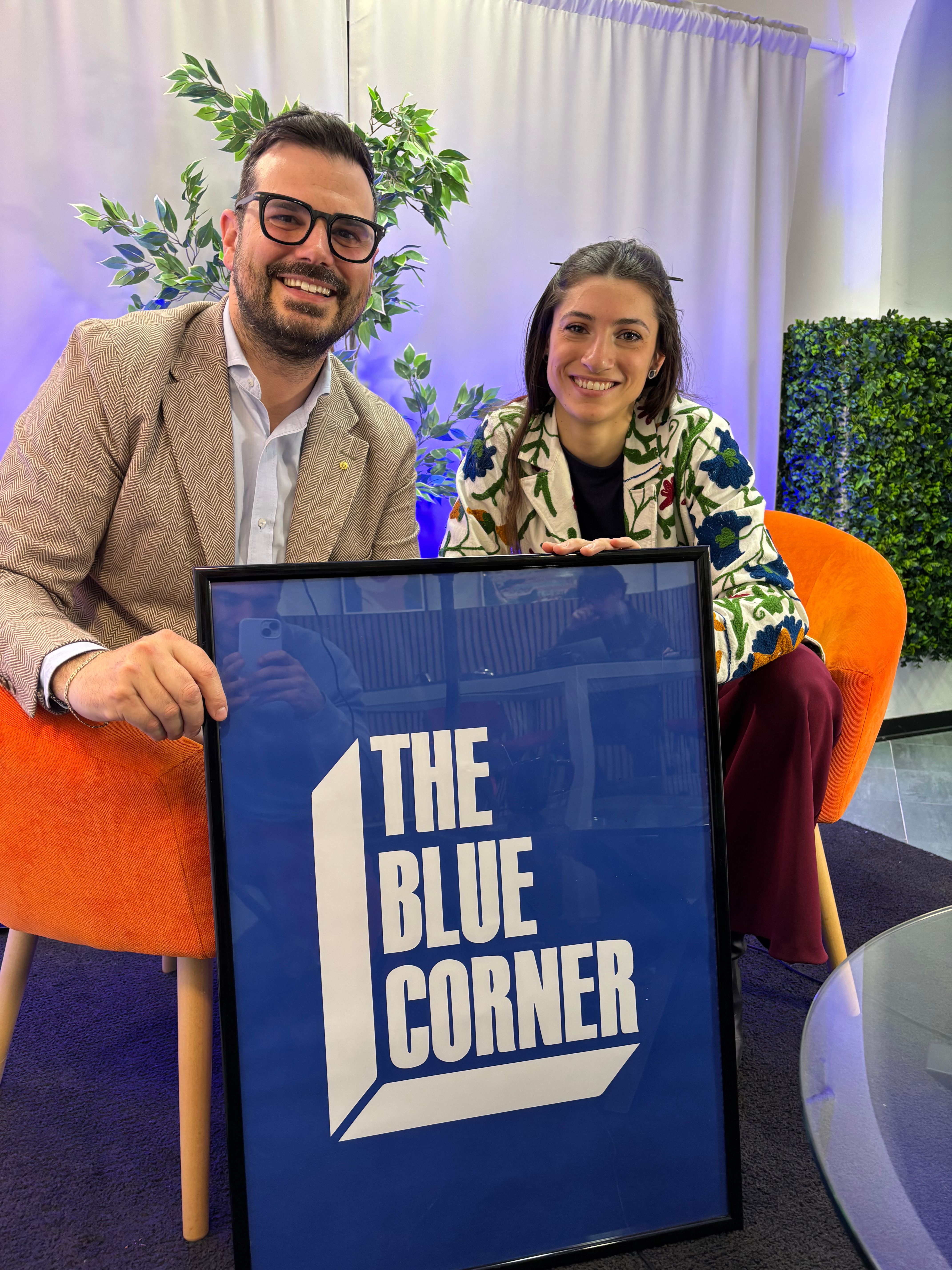 Riccardo Bortolotti e Eugenia Pronzati negli studi del podcast The Blue Corner