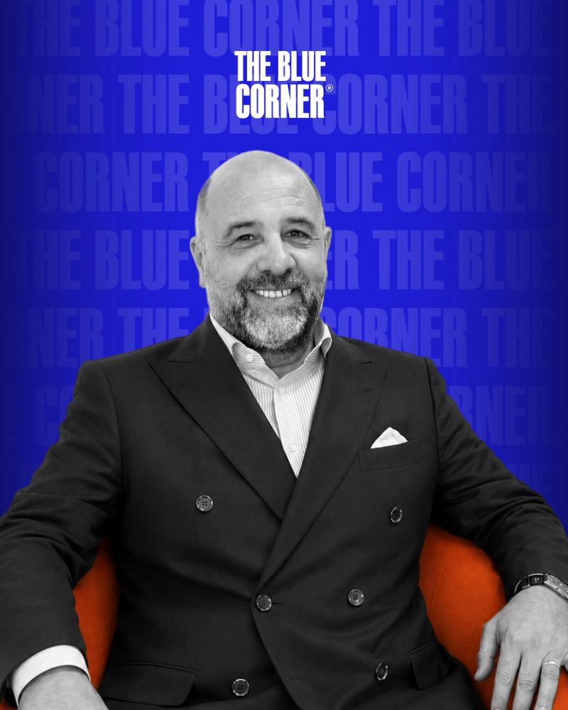Alessandro misani melia hotels seduto sulla poltrona del podcast The Blue Corner