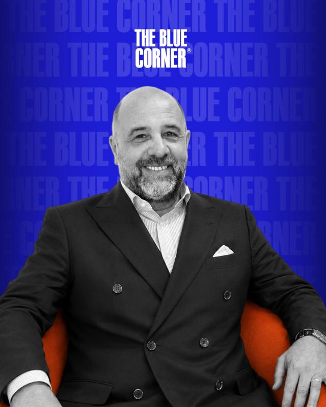 Alessandro misani melia hotels seduto sulla poltrona del podcast The Blue Corner