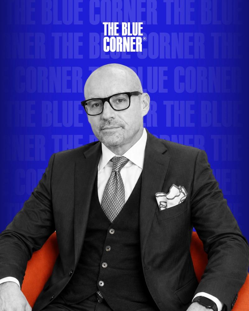 simone giorgi general manager seduto sulla poltrona del podcast di the blue corner media