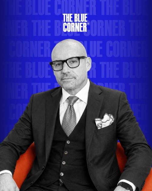 simone giorgi general manager seduto sulla poltrona del podcast di the blue corner media
