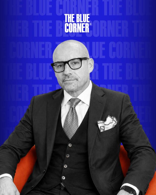 simone giorgi general manager seduto sulla poltrona del podcast di the blue corner media