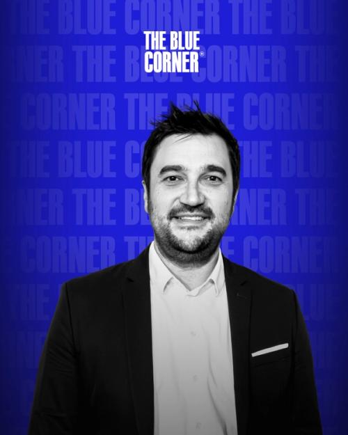 Foto di Mattia Pastori presso gli studi di The Blue Corner Media