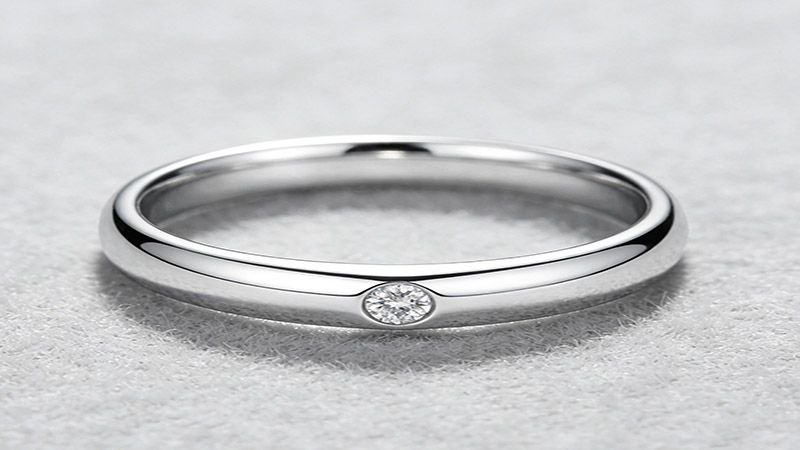 The white gold is a precious metal, mixing pure gold with other metals for modern jewelry.