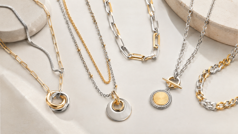 Mixed metal necklaces can combine contrasting chains and pendants