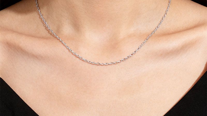 A 14–16 inch clavicle chain