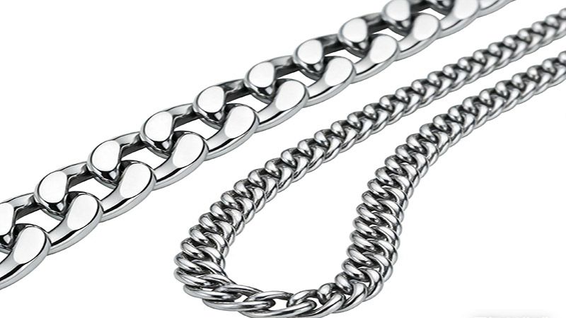 Rope chain is usually heavier when compared to figaro in the same necklace length due to its thick links.