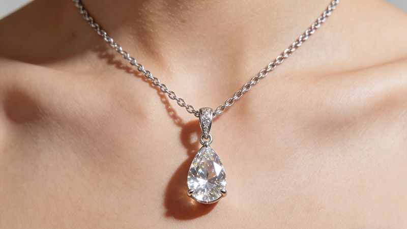 This classic pendant is a timeless treasure and a perfect option for formal events