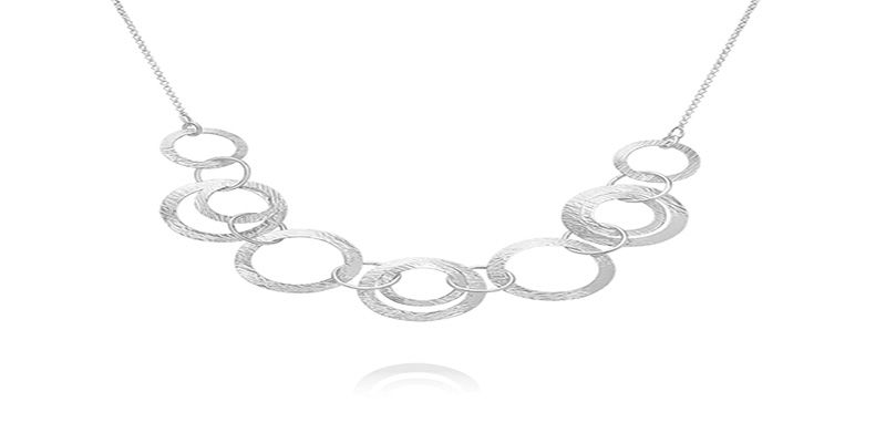 We are offering not only circular-shaped necklaces but also ring necklaces.