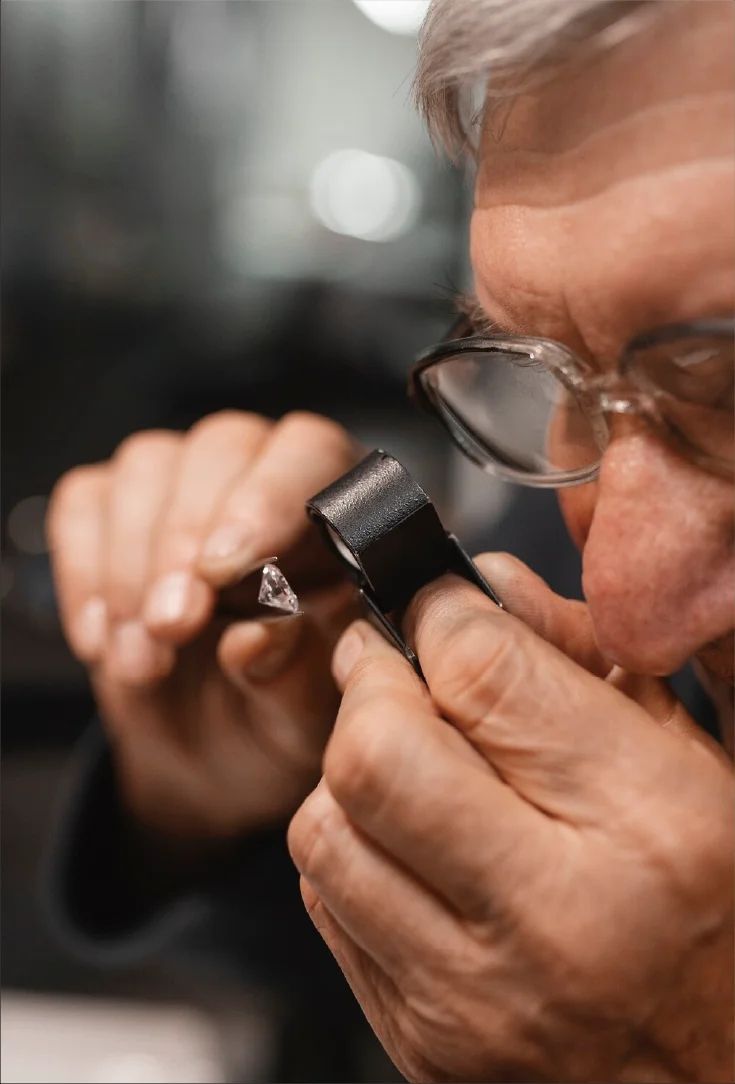 Final jewelry quality inspection before shipment