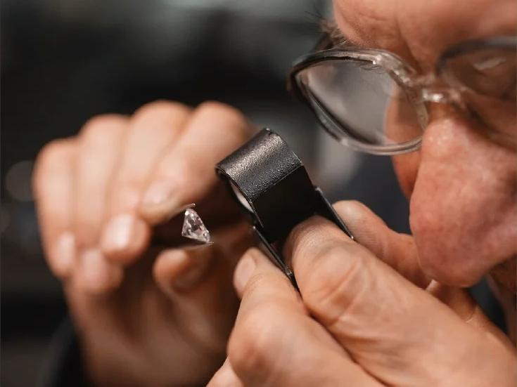 Final jewelry quality inspection before shipment