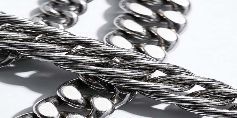 The dookie chains or the rope chains have a strong connection with hip-hop culture as their fame started during the hip-hop reign