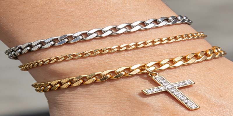 The diamond-cut design of links makes the figaro chain sit comfortably along the skin.