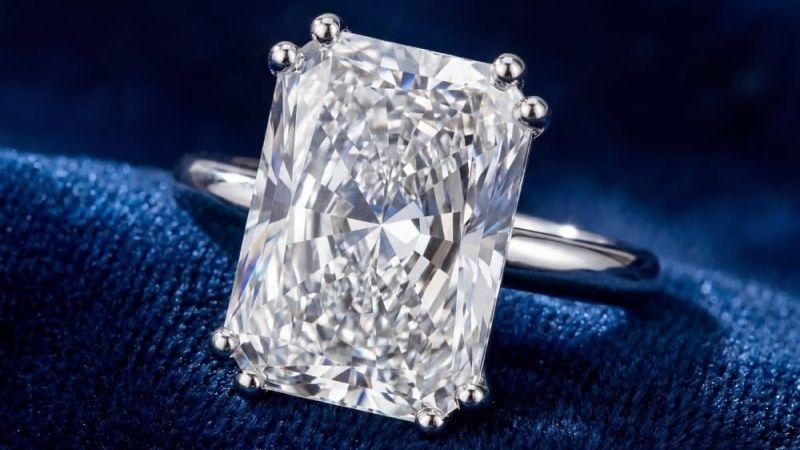 Simulants are non-diamond materials that only copy the appearance of a real diamond.