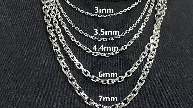 Thin chains with small pendants are one of the strongest 2026 trends.