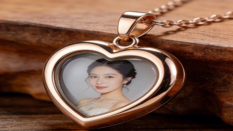 This is such an ornament that can hold a picture or a keepsake.