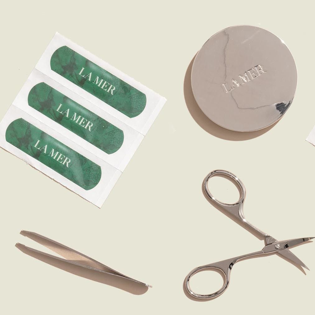 Cosmetic set with face powder, scissors bandaid and tweezers 