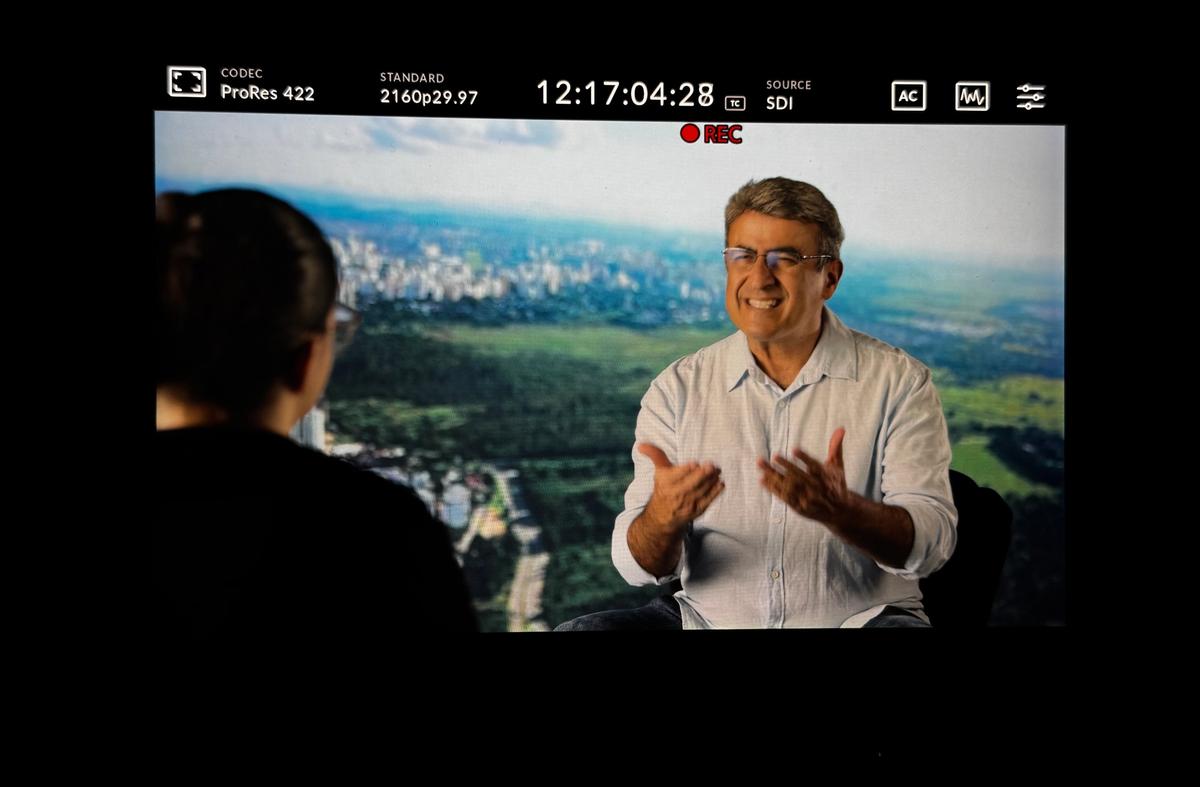 Monitor de câmera exibindo a gravação em andamento, com indicação de REC e dados técnicos como codec e timecode.
